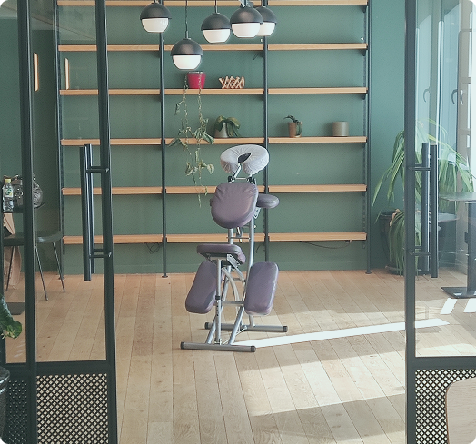 Chaise ergonomique de massage Amma Assis installée dans un espace professionnel