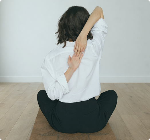 Personne assise pratiquant des gestes d’automassage lors d’un atelier de Do-in en entreprise